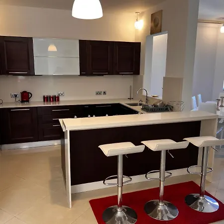Apartment Superb 3 Bedroom Maisonette In *
